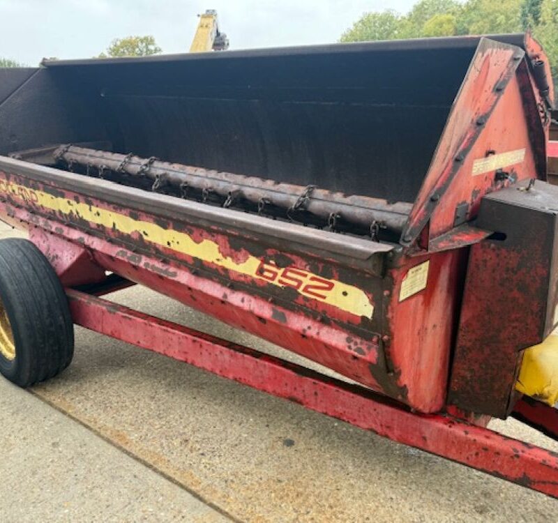 New Holland 652 Dung Spreader